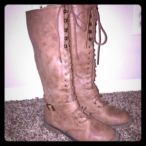 Full Lace Up tan Combat boots!!